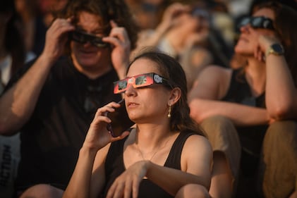 Lo spettacolo nel cielo con l'eclissi solare