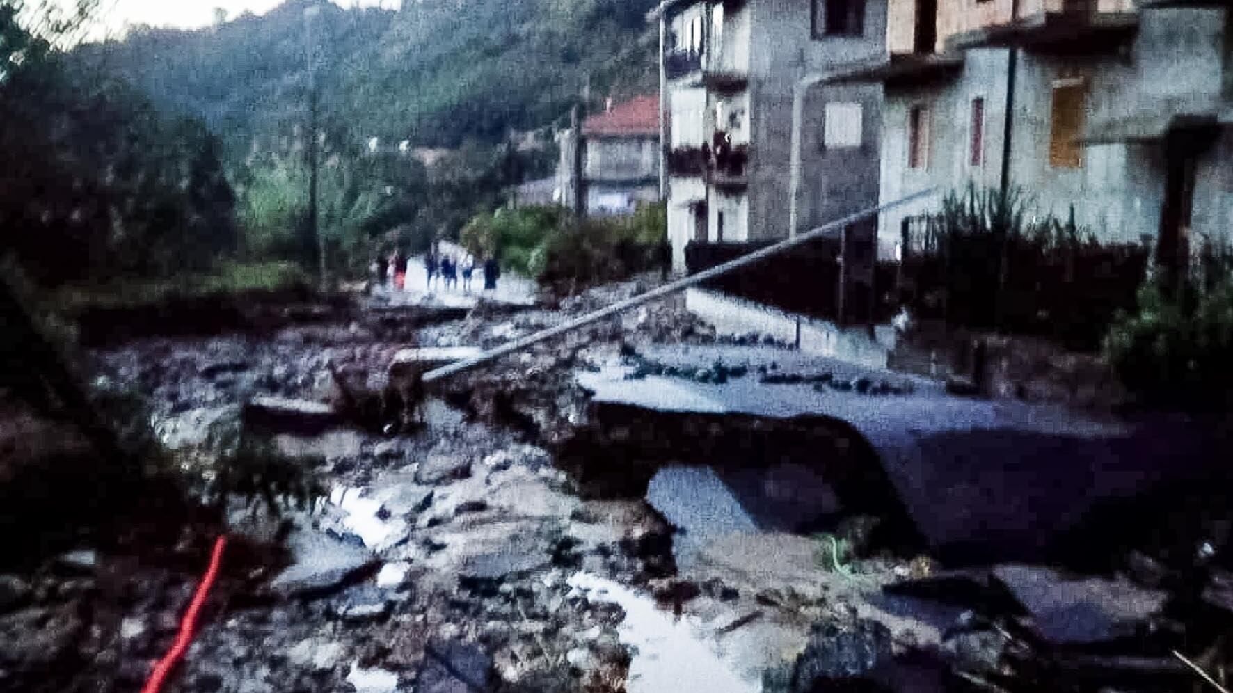 La Calabria come in guerra. Sui tetti per sfuggire all'acqua