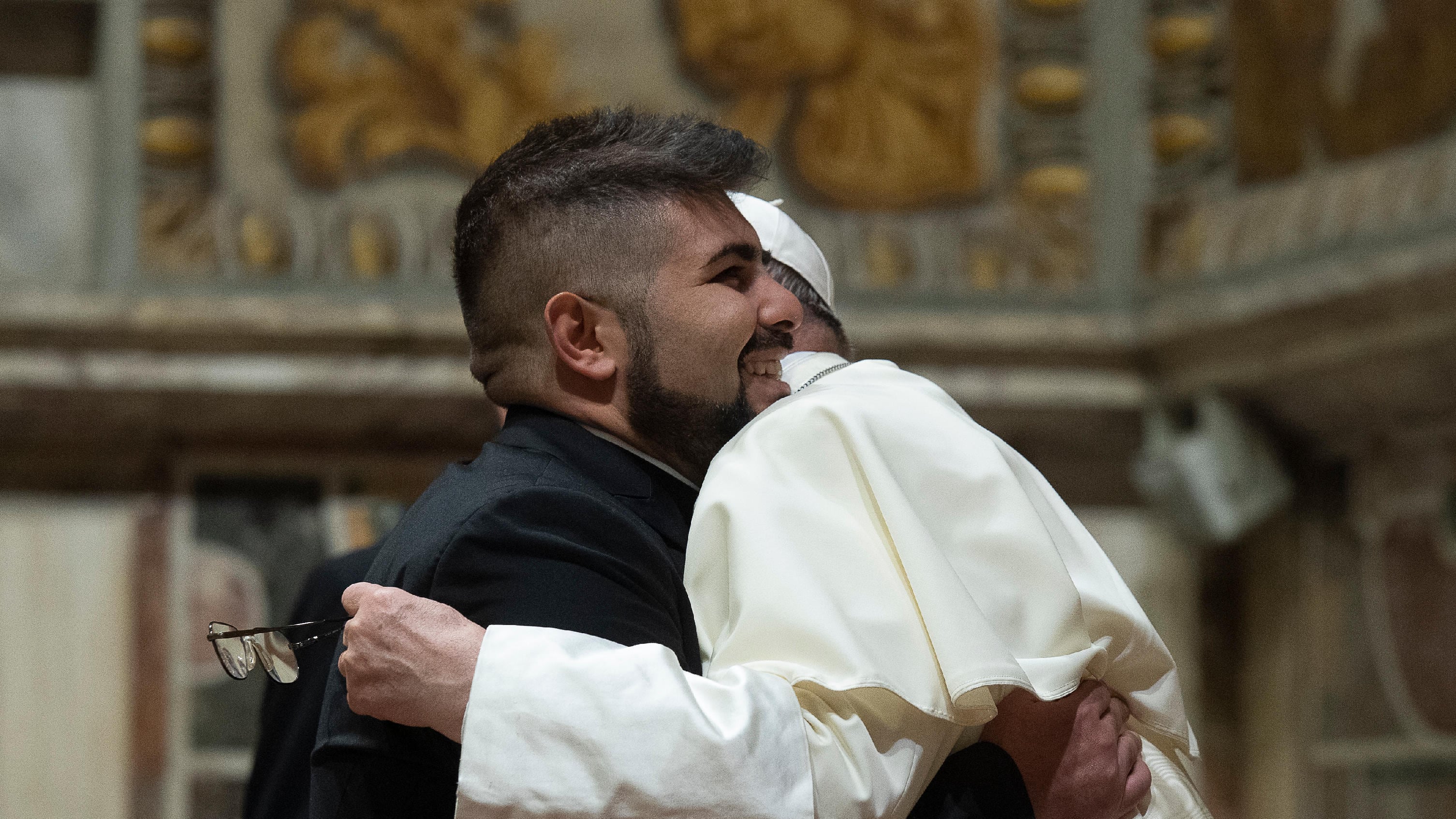 E il Papa abbraccia la famiglia insultata: "Io soffro per voi"