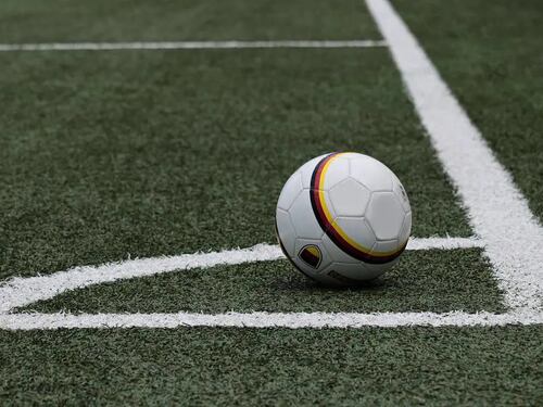 Sospende la partita, ma poi rientra in campo: cosa è successo all'arbitro musulmano