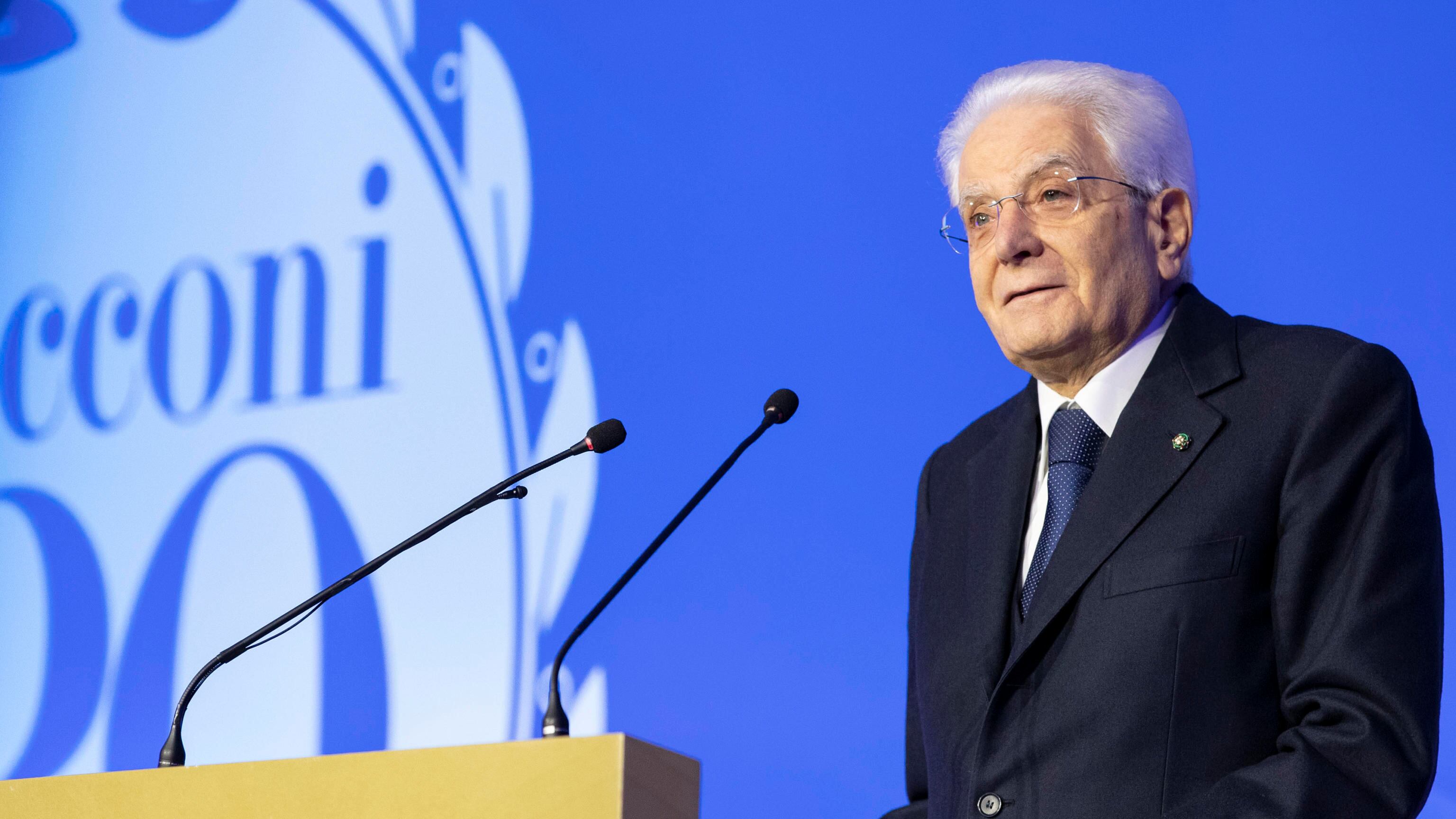 Mattarella positivo al Covid, solo leggera febbre. Niente impegni istituzionali: lavora al Quirinale