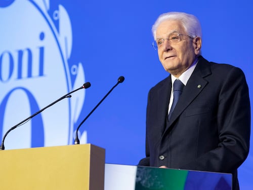 Mattarella positivo al Covid, solo leggera febbre. Niente impegni istituzionali: lavora al Quirinale