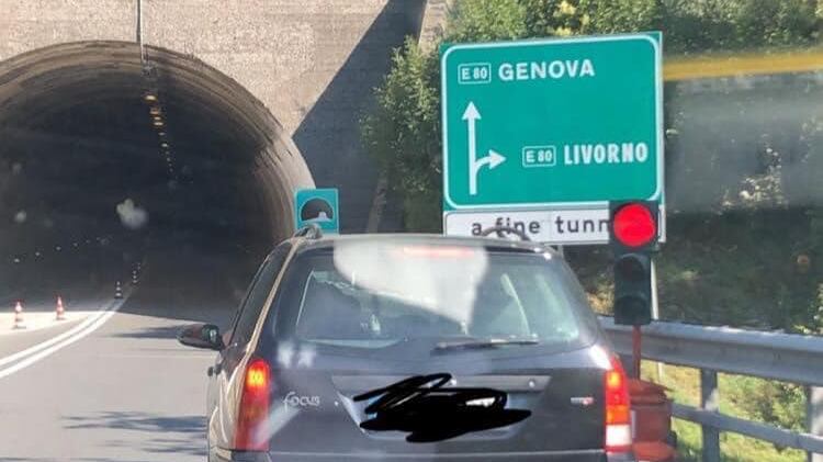 La follia in autostrada: spunta pure un semaforo