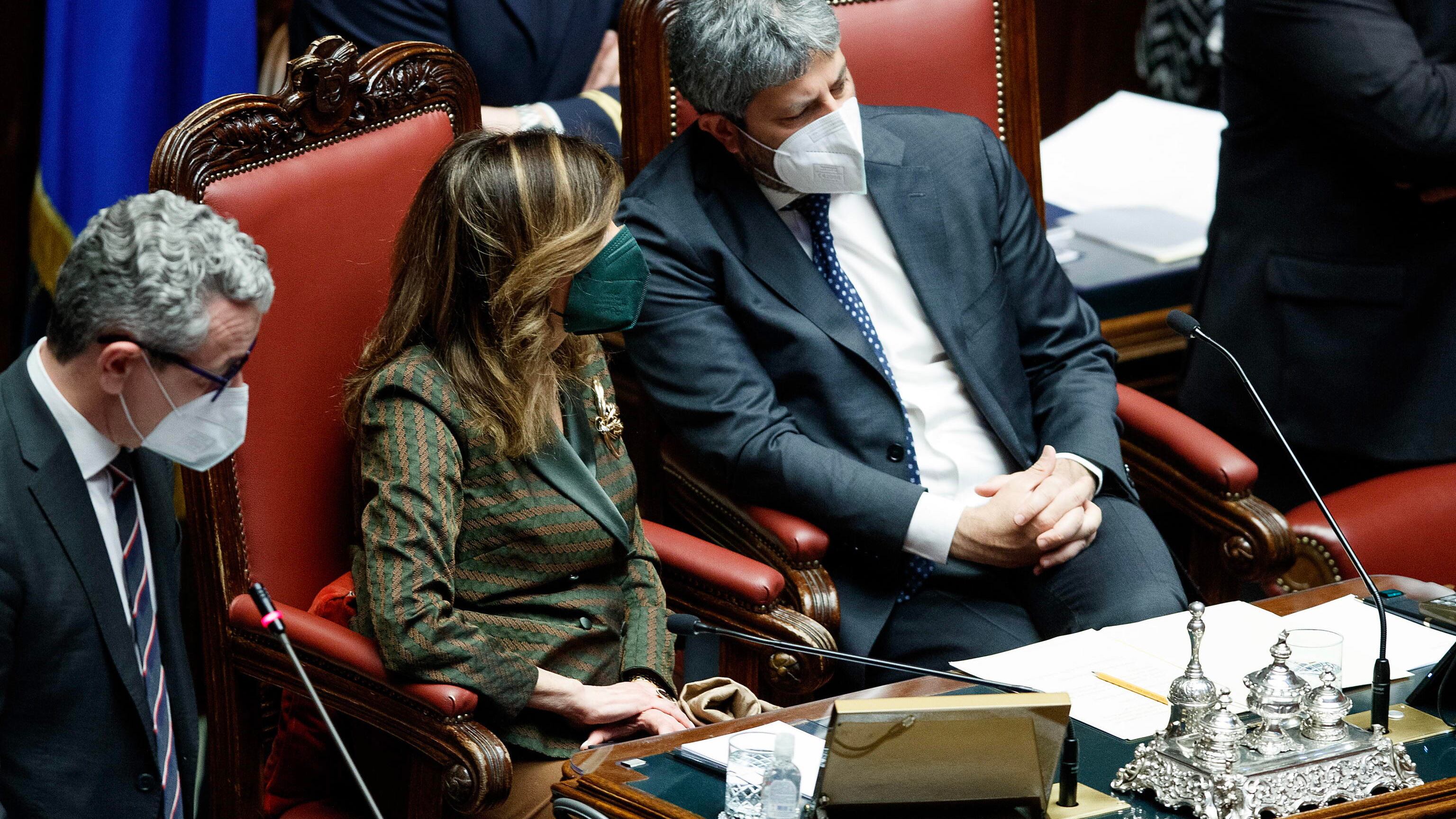 "Minuto di silenzio", "Non è previsto". Il voto sul Colle inizia con un disguido