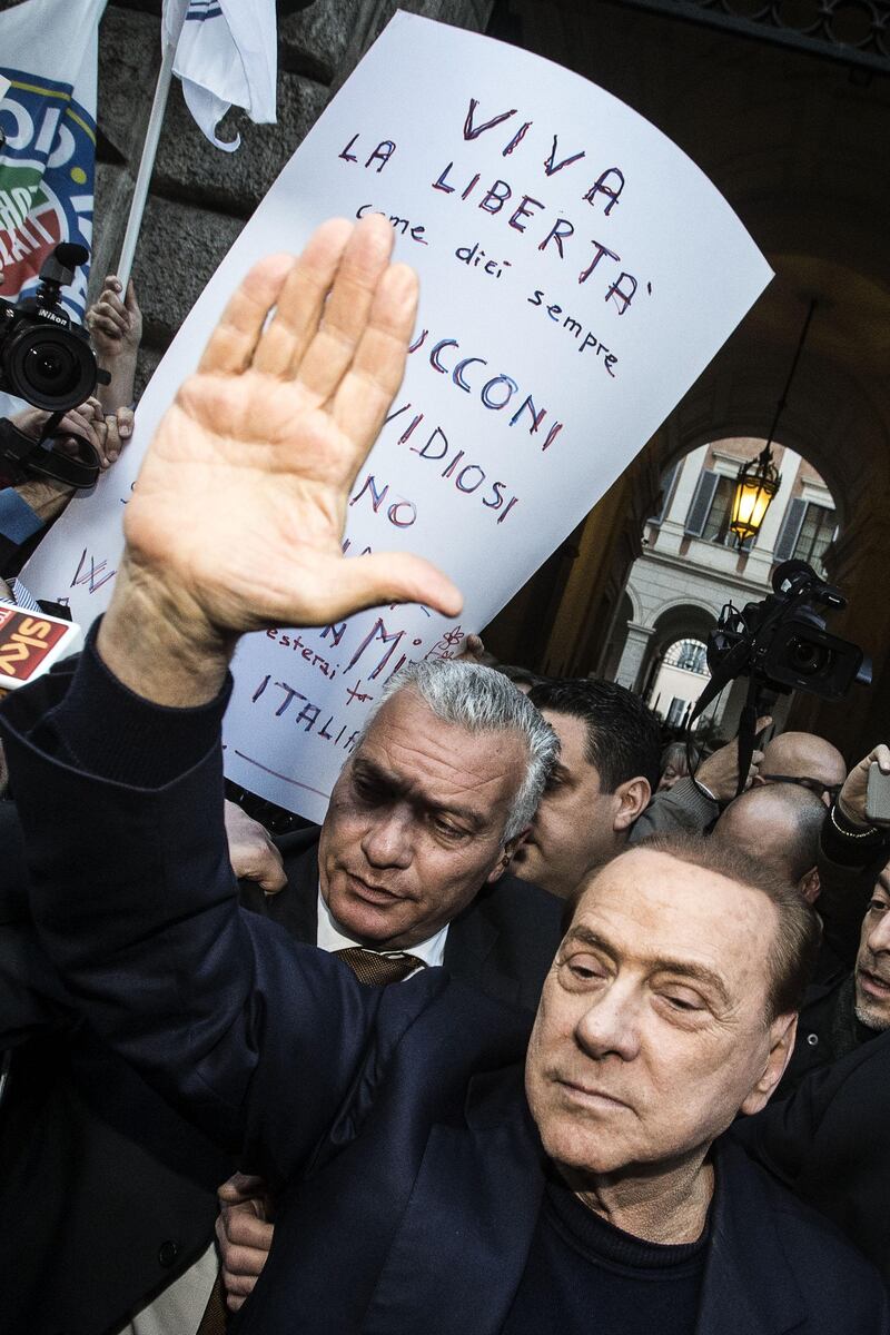 Berlusconi tra i sostenitori a Palazzo Grazioli 2