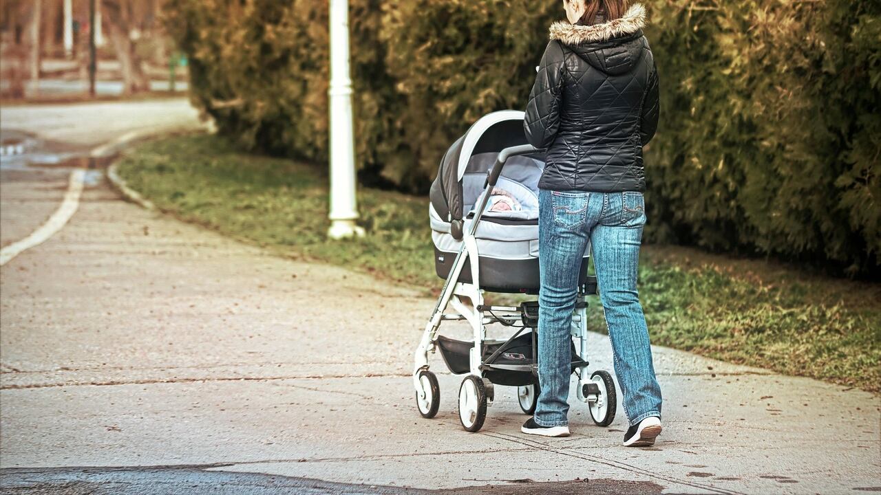 Straniero tenta di rapire una neonata dal passeggino: bloccato dai genitori e passanti