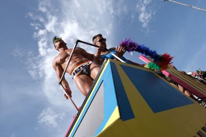 Il Gay Pride sfila per le strade di Roma 2