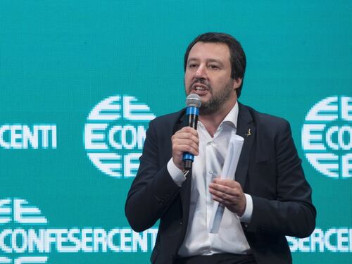 "Salvini sei una m...". E il ministro scova il "like" della Ong all'insulto
