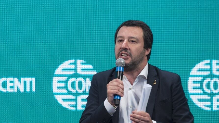 "Salvini sei una m...". E il ministro scova il "like" della Ong all'insulto