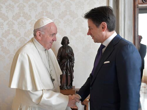 Il "nulla osta" del Papa alla Cei: la Chiesa si schiera contro il governo