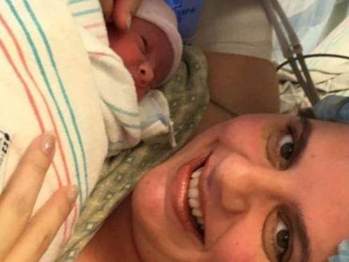 Lynlee, la bimba nata due volte. Estratta per asportarle un tumore, poi rimessa nel grembo