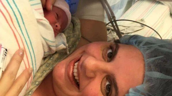 Lynlee, la bimba nata due volte. Estratta per asportarle un tumore, poi rimessa nel grembo