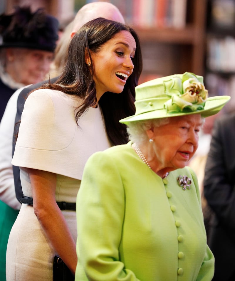 Meghan Markle con la regina nel Chershire 10