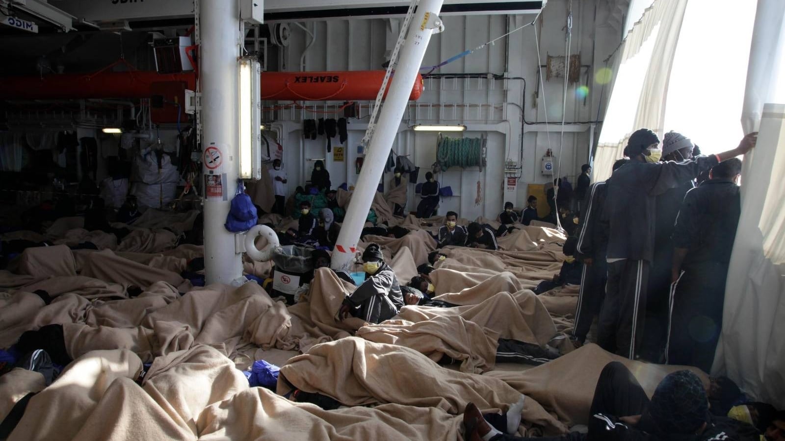 La Geo Barents vuol sbarcare quasi 500 migranti: scatta il pressing sull'Italia