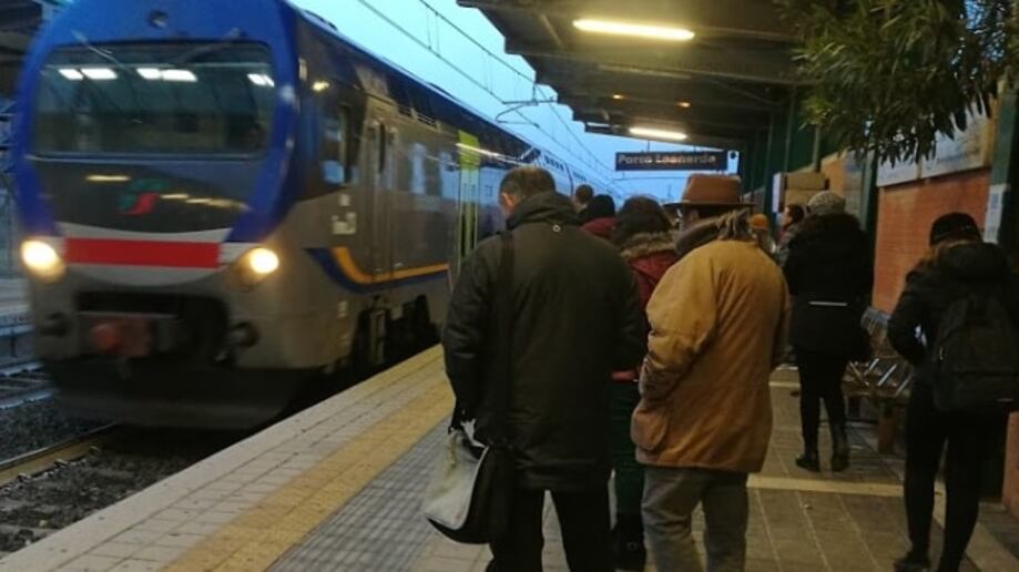 Roma, donna muore investita da un treno