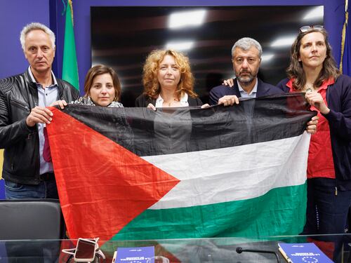È indegno paragonarsi agli ostaggi di Hamas, la Flotilla esagera e Macron: quindi, oggi...