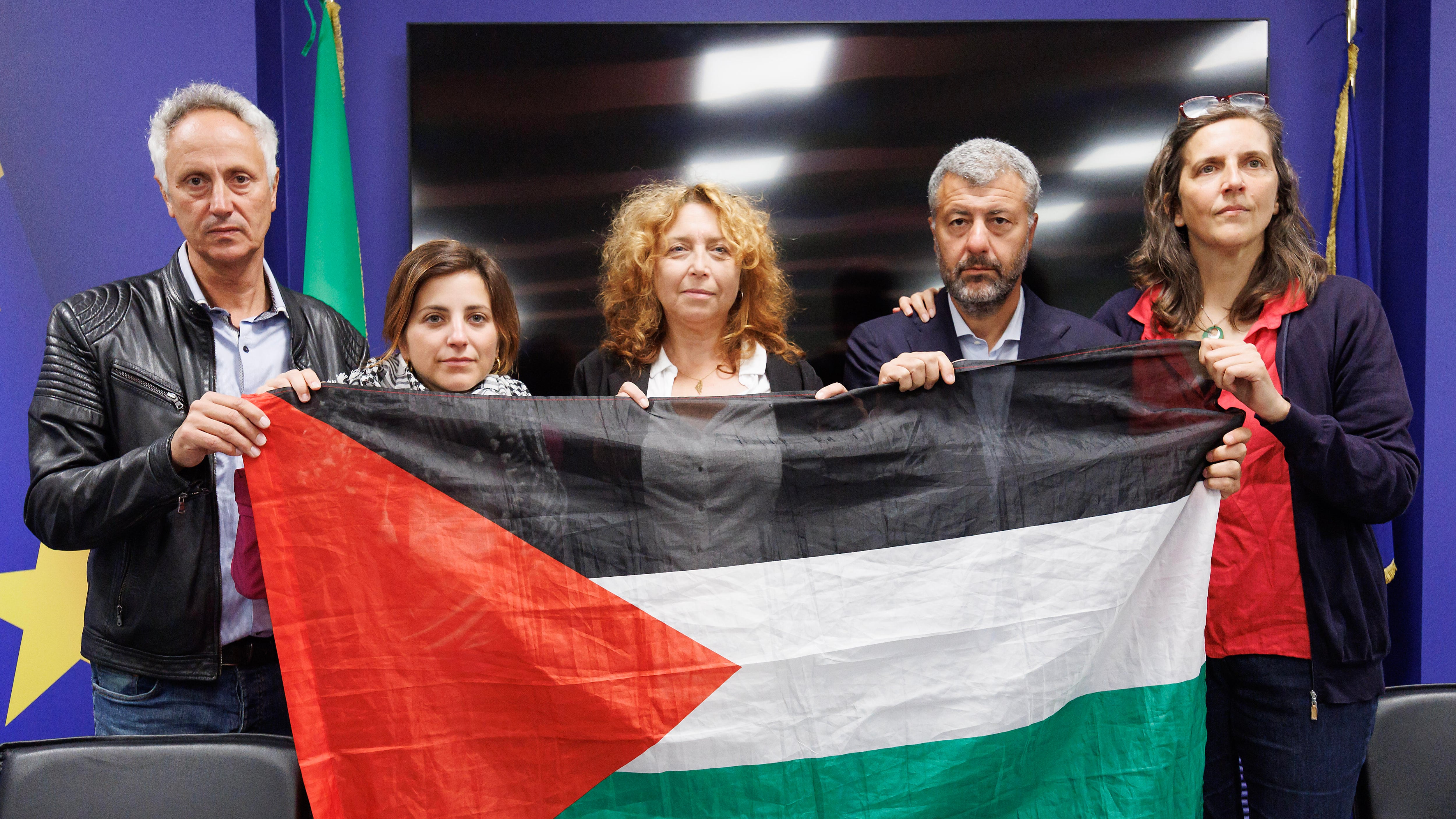 È indegno paragonarsi agli ostaggi di Hamas, la Flotilla esagera e Macron: quindi, oggi...