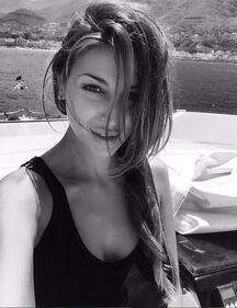 Cristina Buccino hot, il maglione è trasparente 15