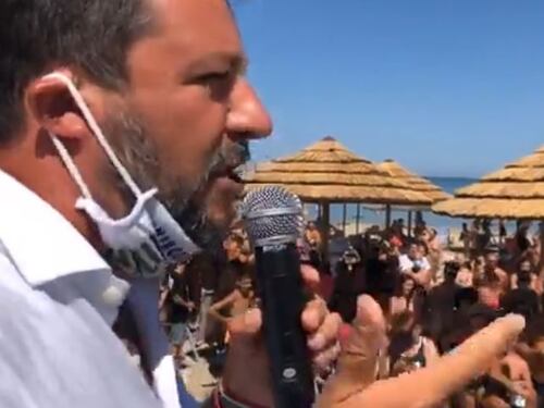 "Porta 3 clandestini a casa tua". Salvini e lo scontro in spiaggia