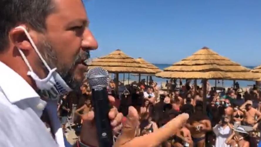 "Porta 3 clandestini a casa tua". Salvini e lo scontro in spiaggia