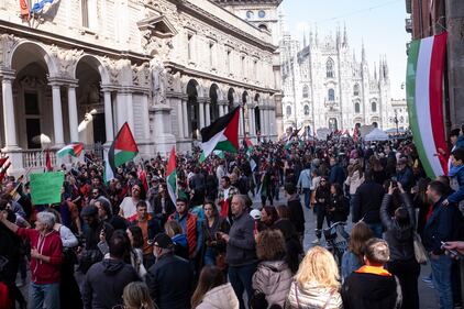 Il 25 aprile di Milano senza il Tricolore: "l'invasione" del vessillo palestinese per la Liberazione 3