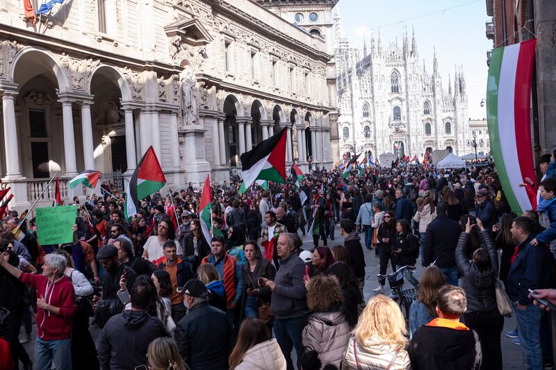 Il 25 aprile di Milano senza il Tricolore: "l'invasione" del vessillo palestinese per la Liberazione 3