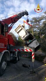 Camion nettezza urbana si ribalta nel torrente a Sanremo 1