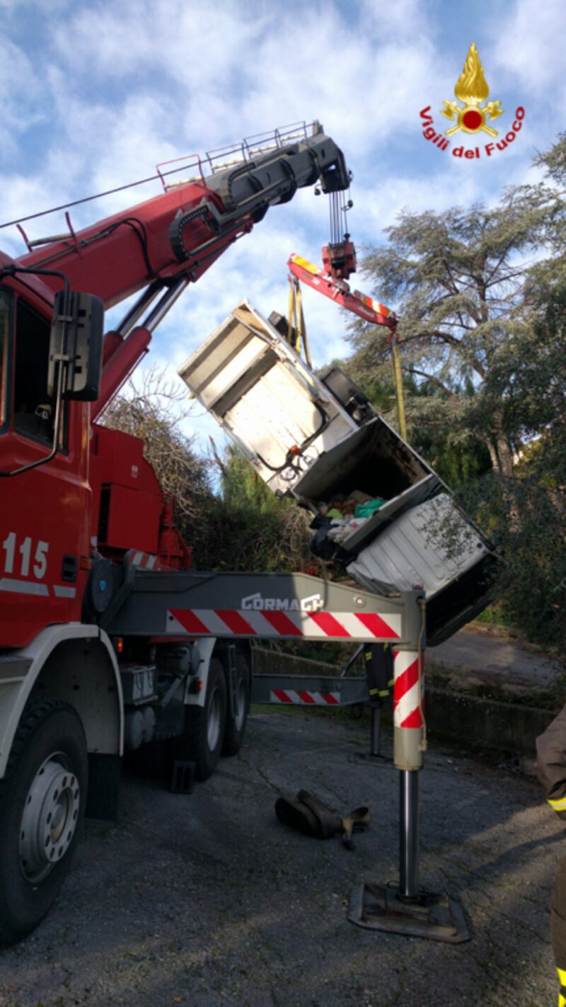 Camion nettezza urbana si ribalta nel torrente a Sanremo 1