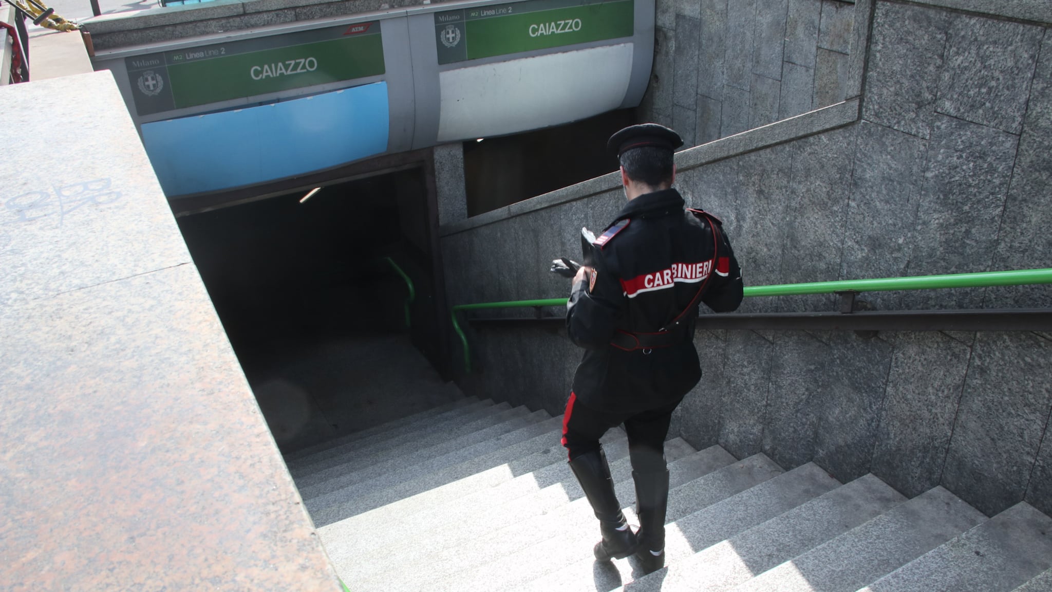 Zaino sospetto in metro scatta allarme terrorismo treni bloccati e disagi