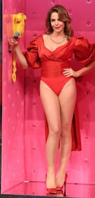 Claudia Gerini sexy: balla e canta a "Celebration" 15
