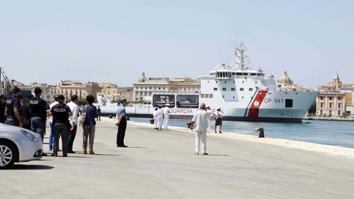 Trapani, la Diciotti entra in porto. Ma Salvini non autorizza lo sbarco