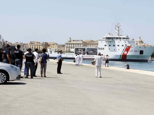 Trapani, la Diciotti entra in porto. Ma Salvini non autorizza lo sbarco