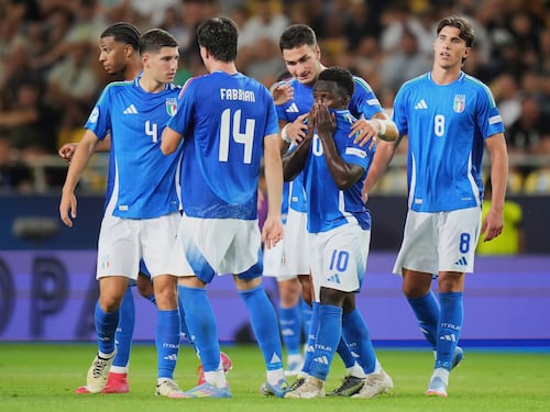 La moda dei calciatori italiani di coprirsi la faccia con la maglietta
