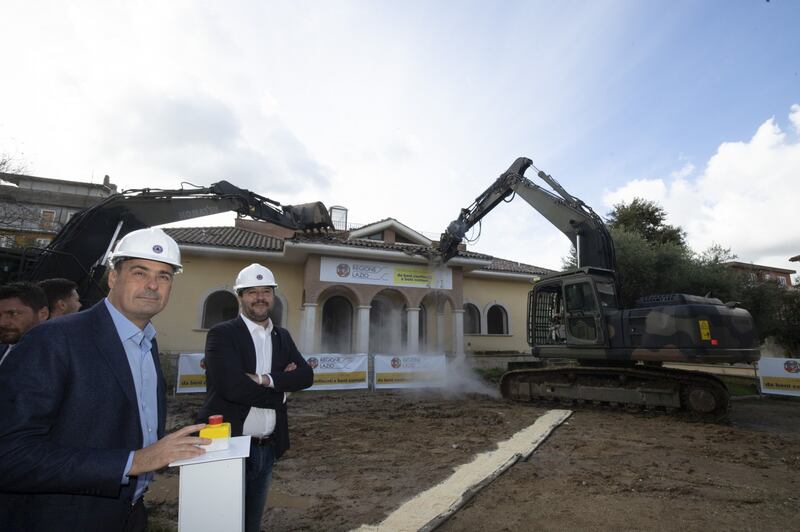 Salvini sulla ruspa per la demolizione della villa dei Casamonica 7