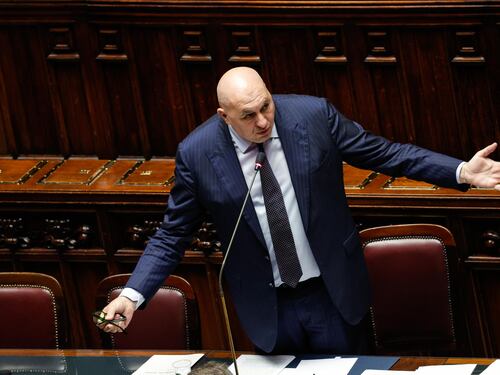 La procura indaga sulle parole di Crosetto