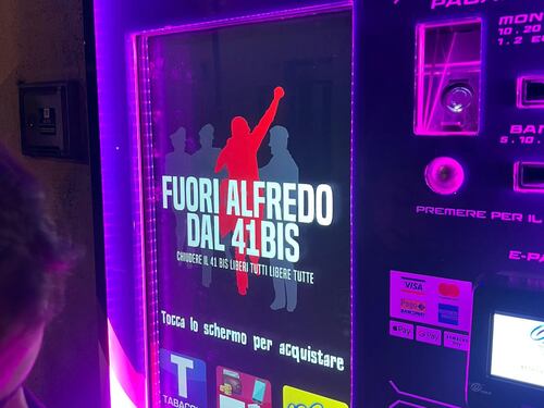 "Fuori Alfredo". Le scritte sui distributori di sigarette