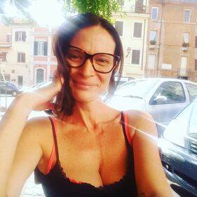 Jane Alexander, seno in mostra sui social 8