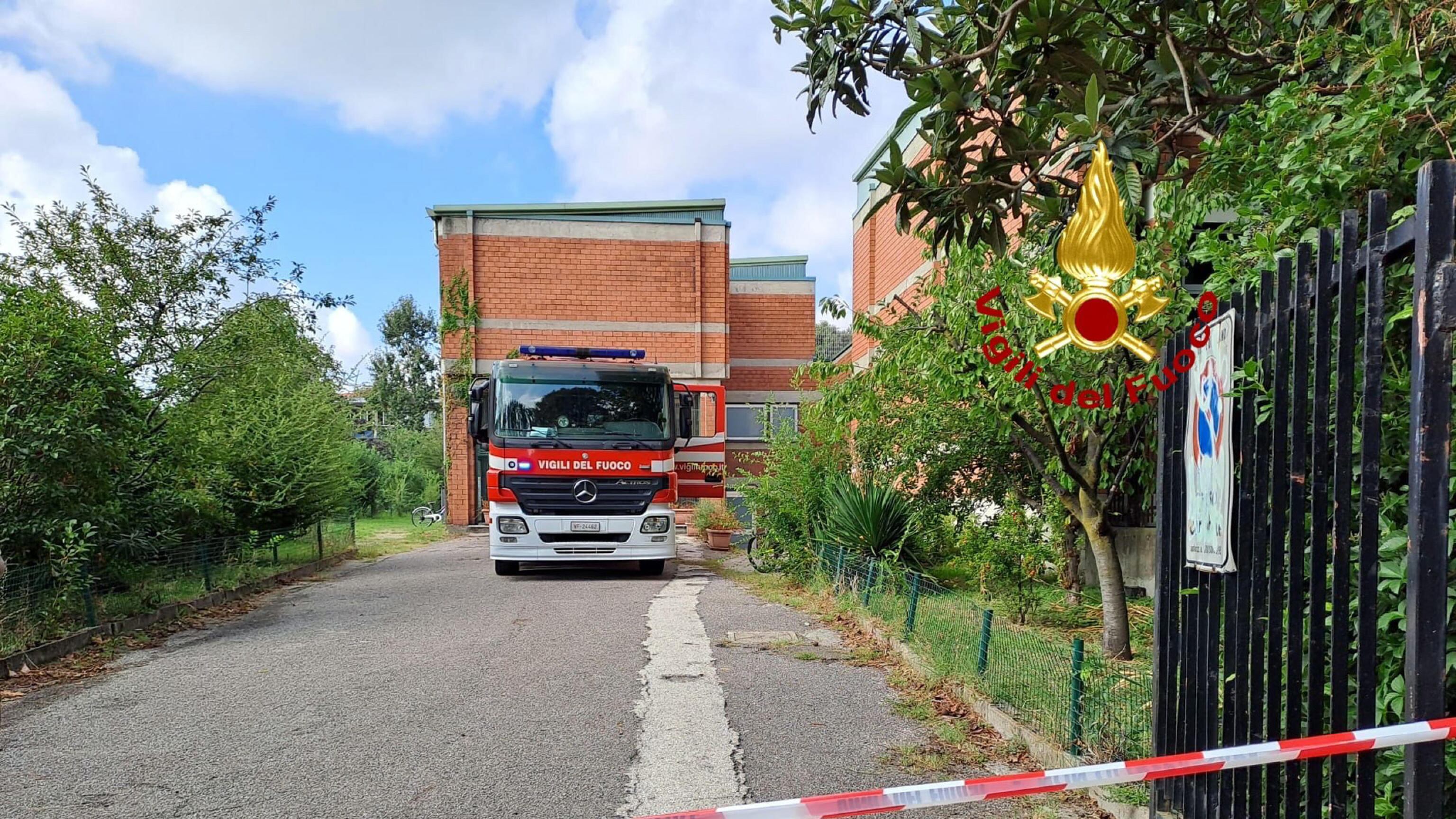 Scoppio di una caldaia in una scuola: 265 bimbi e maestri evacuati a Milano
