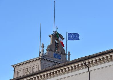 Si strappa il tricolore sul Quirinale 2