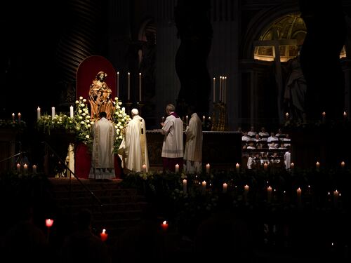 Il Papa affida il mondo alla Madonna