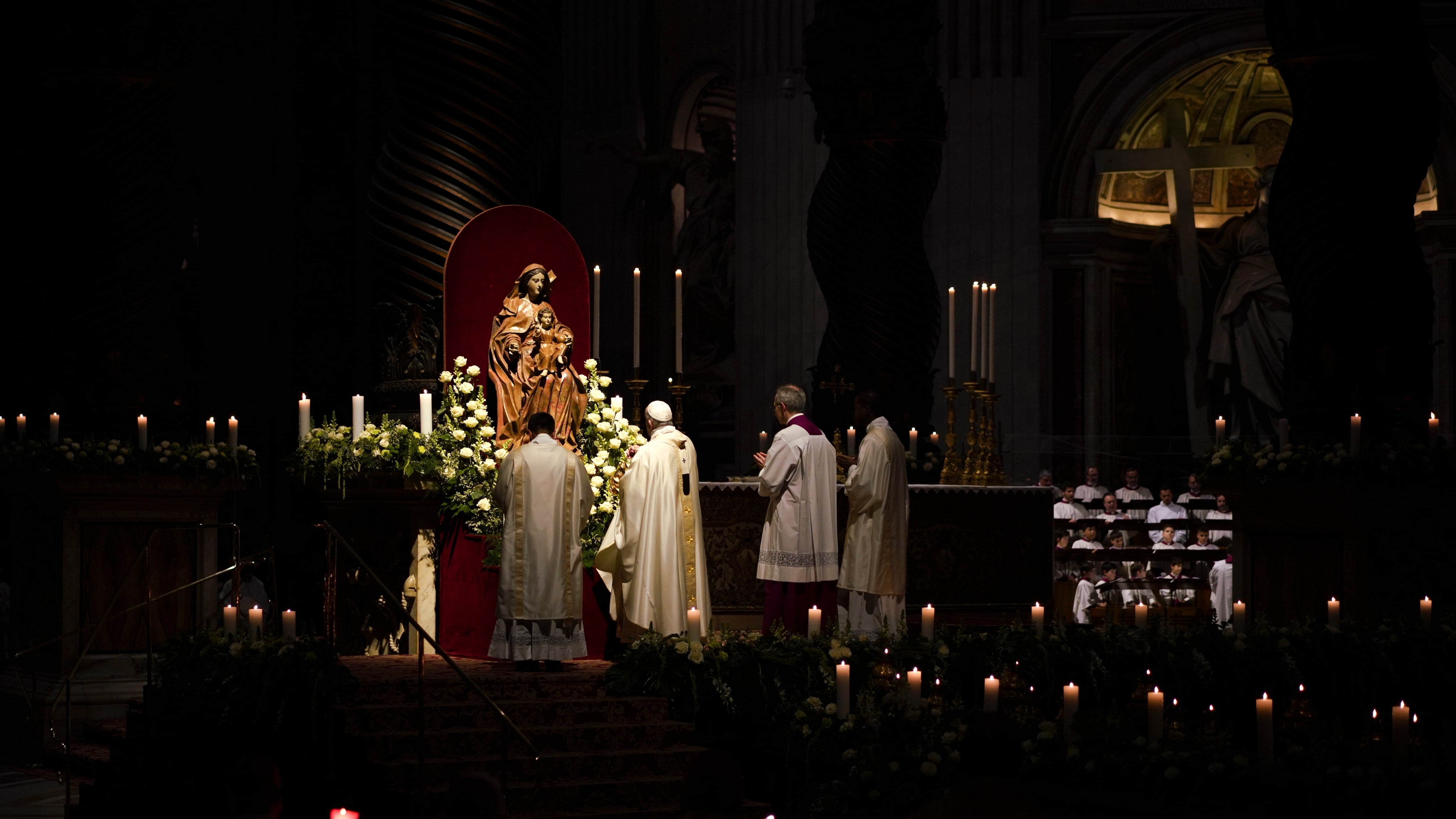 Il Papa affida il mondo alla Madonna