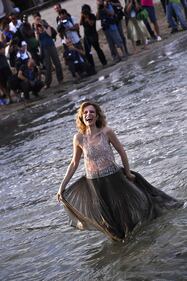 Mostra del Cinema di Venezia 2016, il red carpet sulla sabbia è sexy 14