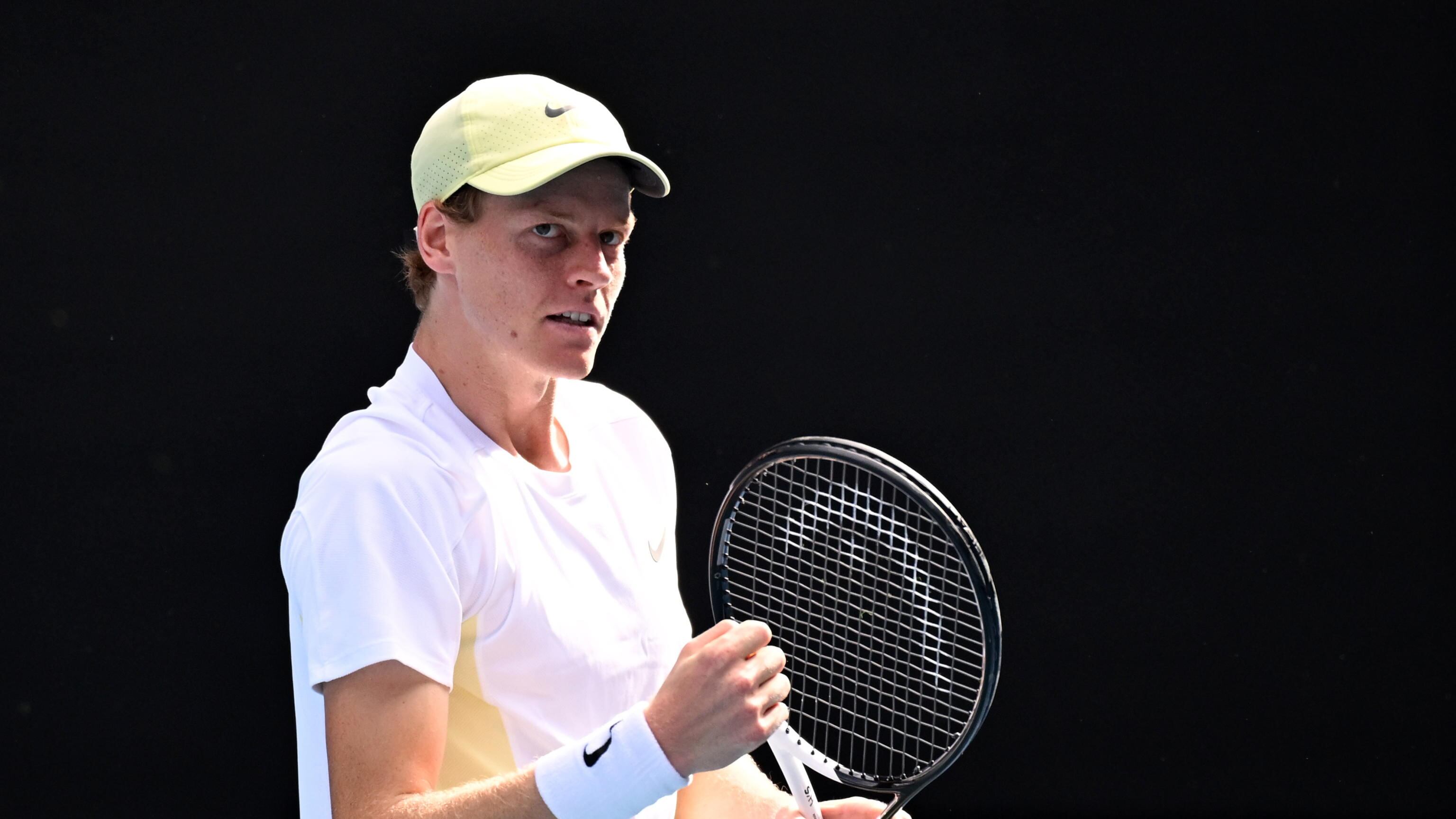 Sinner si sente male e perde il set. Poi la rimonta: cos'è successo agli Australian Open