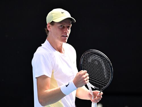 Sinner si sente male e perde il set. Poi la rimonta: cos'è successo agli Australian Open