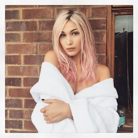 Bella Hadid si mostra in topless 22