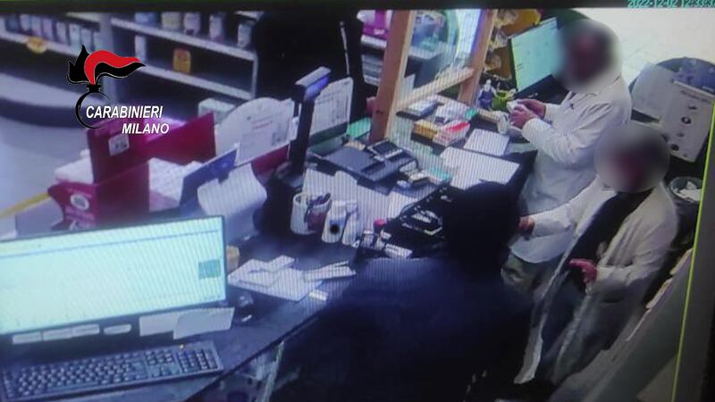 Rapina una farmacia ma dimentica la ricetta intestata alla moglie sul bancone 5