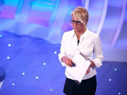 Maria De Filippi canzona Clooney: "Pensano sia figo, ma se la tira"