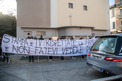 Oggi il funerale di Giovanna Pedretti: lo striscione contro la stampa, le farfalle incise sulla bara 8