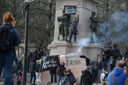 Scontri tra polizia e manifestanti anti Le Pen: numerosi feriti 10