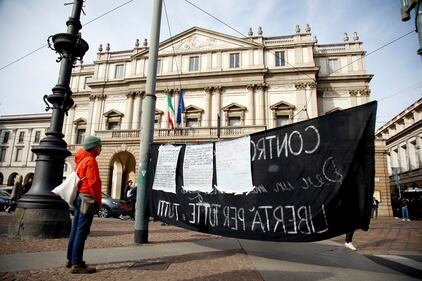 Attivisti sulla gru contro il carcere duro e il 41 bis 9